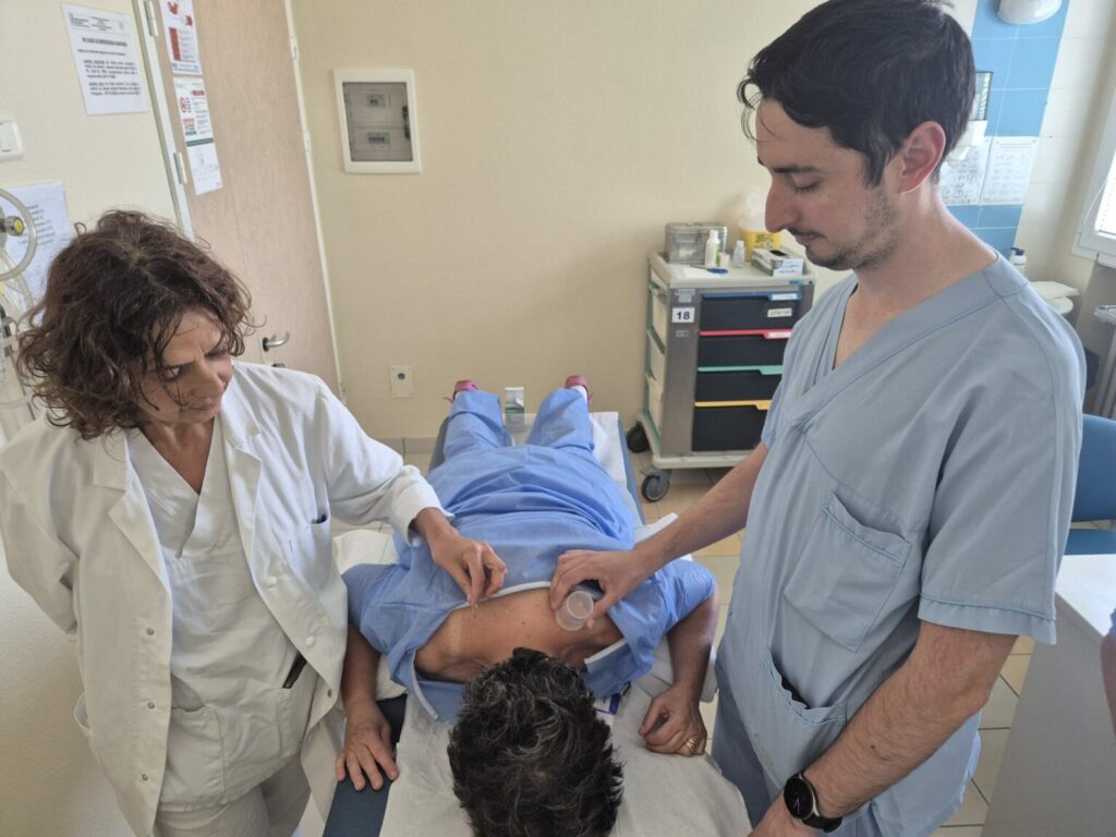 I due medici operanti presso il servizio di Agopuntura all'ospedale di Rimini. La Dott.ssa Righetti e il dott. Matteini.