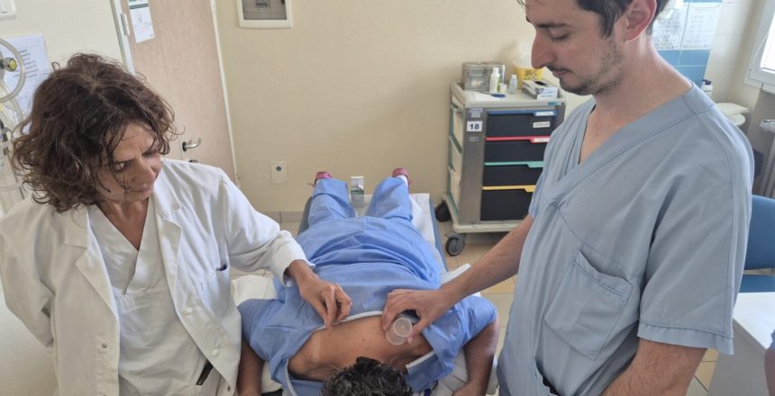 I due medici operanti presso il servizio di Agopuntura all'ospedale di Rimini. La Dott.ssa Righetti e il dott. Matteini.
